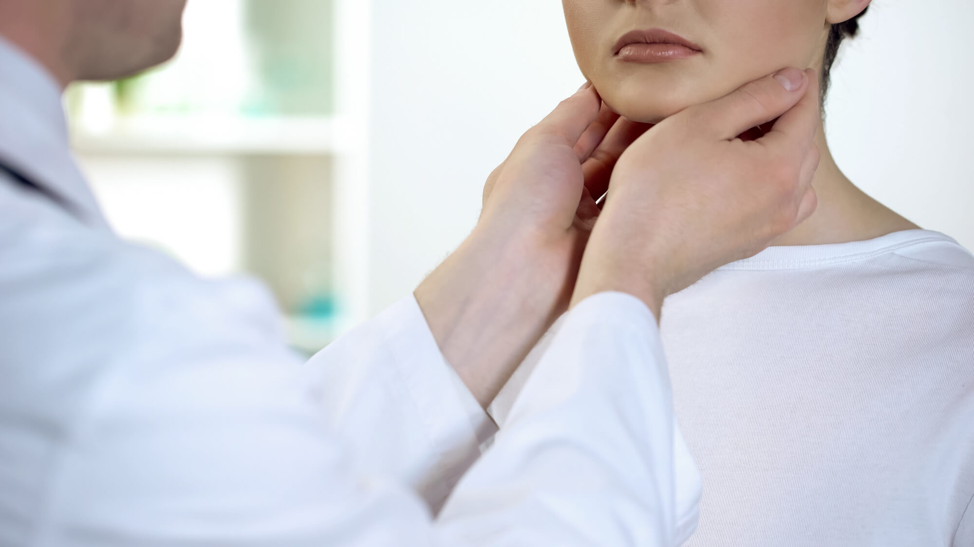 Imagem de médico apalpando pescoço de paciente a fim de ilustrar conteúdo sobre câncer de garganta.